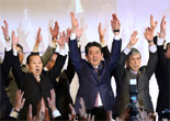 安倍晉三出席自民黨年會(huì) 再次為“地價(jià)門”鞠躬道歉