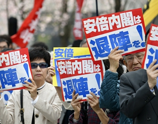 麻煩重重 安倍難逃“森友劫”？